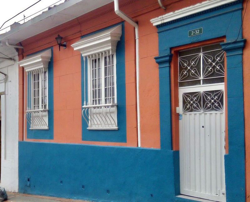 Fachada de una de las casas coloniales de La Residencia Universitaria.