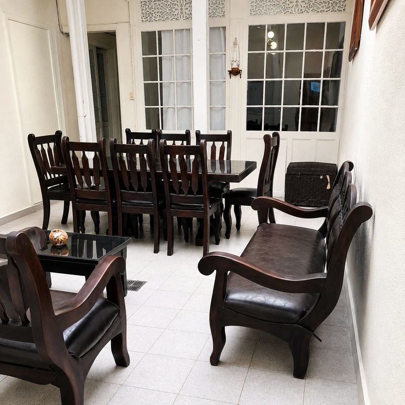 Zona común de la casa colonial, con sala y comedor.