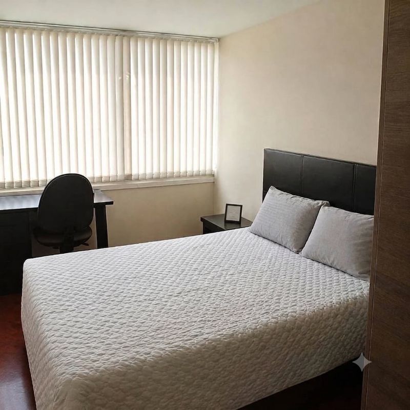 Comfort: cama junto a la ventana.