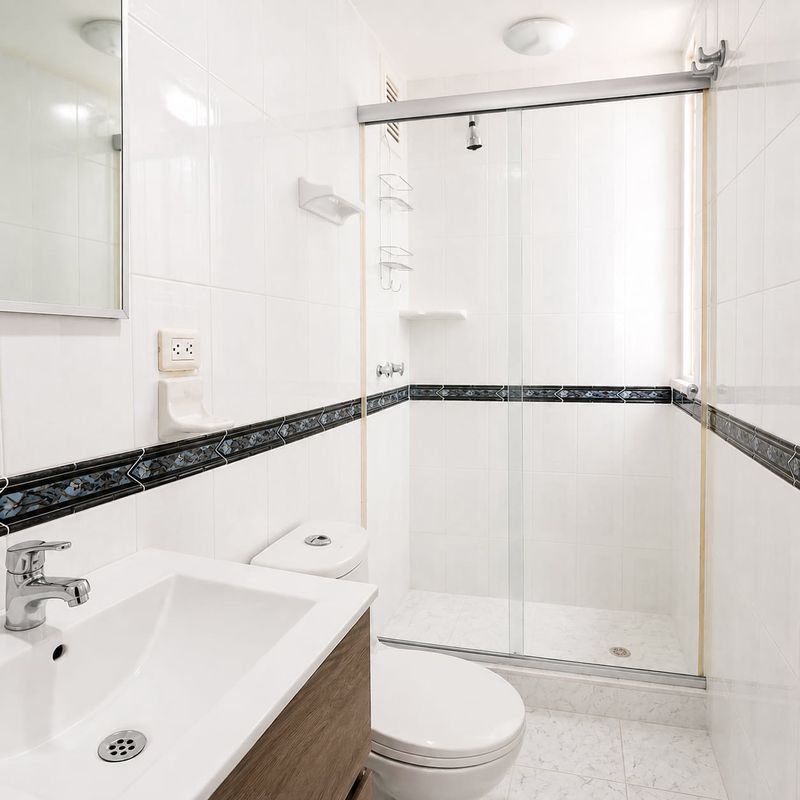 Exclusive: baño con ducha y sanitario.