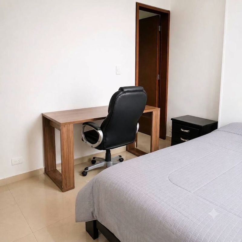 Exclusive: escritorio y silla de oficina.