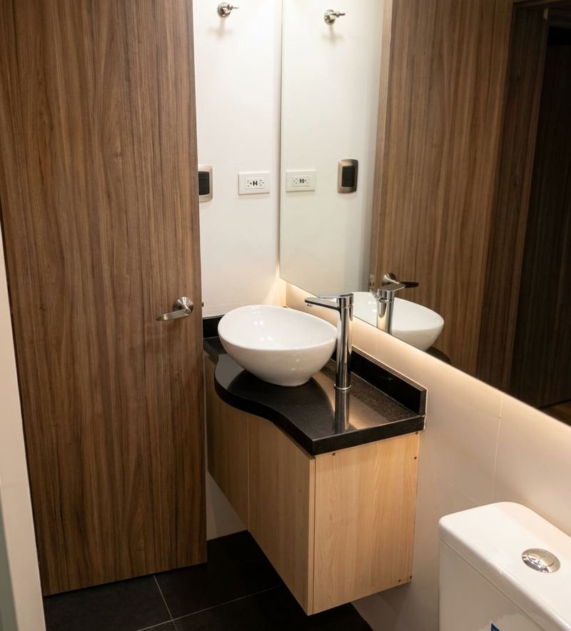 Exclusive: detalle del lavamanos ovalado en el baño privado.