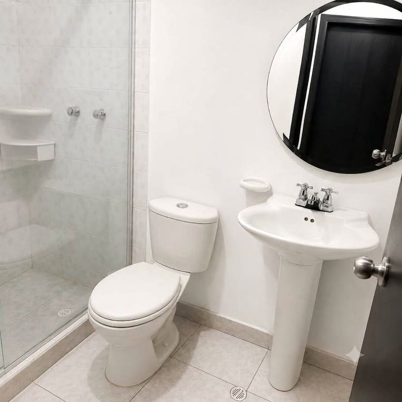 Exclusive: baño con sanitario y lavamanos de pedestal.