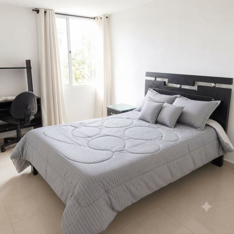 Prime: cama, escritorio y ventana con vista a árboles.